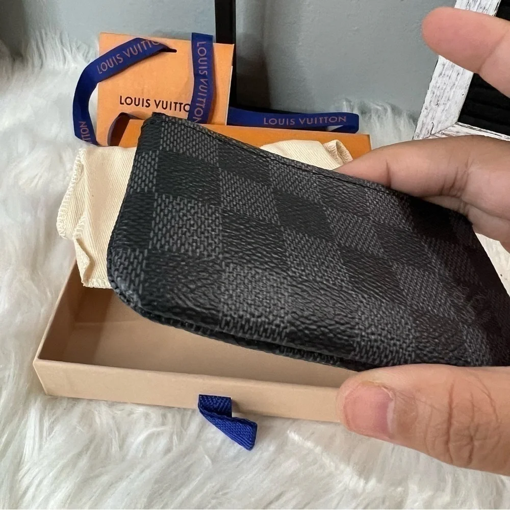𝅺LOUIS vuitton keycles graphite NWT